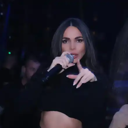 Напук на локдауна: Чалгаджии пеят в претъпкани дискотеки (Снимки)