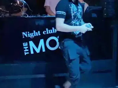 Напук на локдауна: Чалгаджии пеят в претъпкани дискотеки (Снимки)