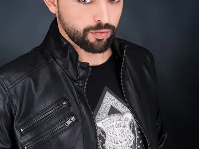 Певецът ни за „Евровизия“ обявен за издирване! Бившата на Рони Ромеро го съди за домашно насилие