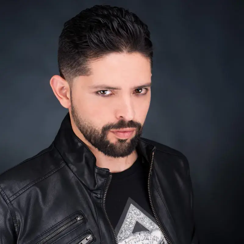 Певецът ни за „Евровизия“ обявен за издирване! Бившата на Рони Ромеро го съди за домашно насилие