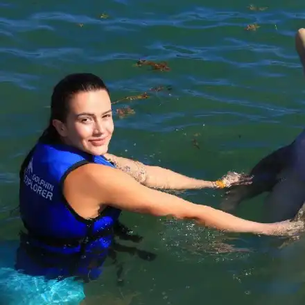 Плеймейтка стана приятел с делфини! Дениз Хайрула посреща Нова година в Доминикана (СНИМКИ)