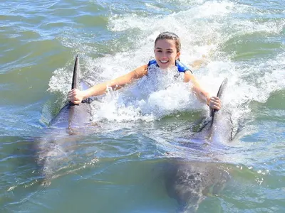 Плеймейтка стана приятел с делфини! Дениз Хайрула посреща Нова година в Доминикана (СНИМКИ)