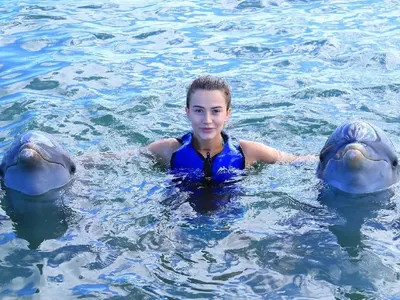 Плеймейтка стана приятел с делфини! Дениз Хайрула посреща Нова година в Доминикана (СНИМКИ)