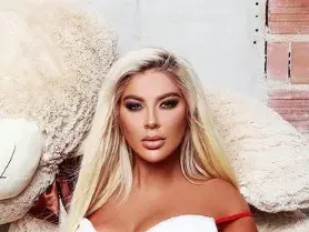 Пошло: Андреа втрещи с вулгарни кадри на Бъдни вечер (Снимки)