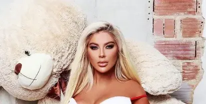 Пошло: Андреа втрещи с вулгарни кадри на Бъдни вечер (Снимки)