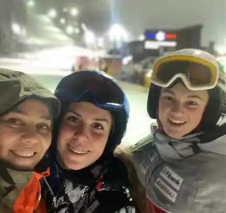 Русото Барби във фолка Гергана напомни за себе си (СНИМКИ)