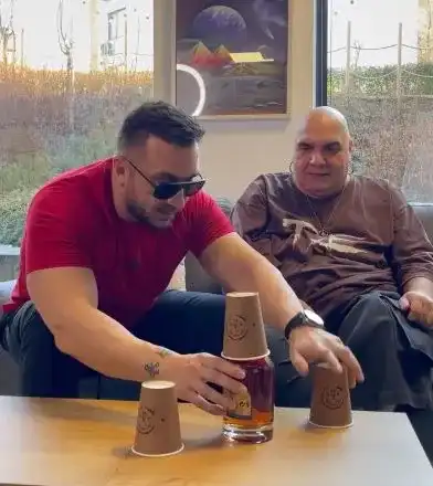 Шише ракия не можа да се опъне на Фънки и Коцето! Басистът празнува рожден ден с певеца