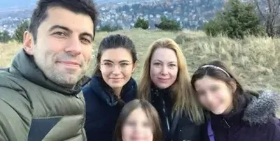 Щерката на Кирил Петков с боядисана коса за 10-я си РД (Вижте новата визия на малката Ана - Фото)