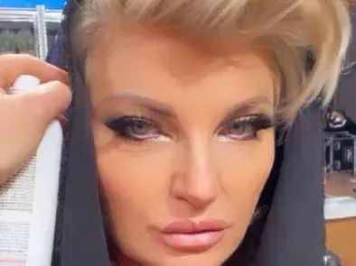 Силвена Роу „изби рибата“, показа  бюста си  за ново предаване