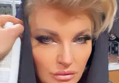 Силвена Роу „изби рибата“, показа  бюста си  за ново предаване