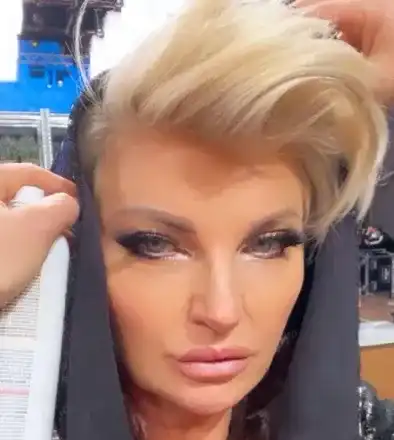 Силвена Роу „изби рибата“, показа  бюста си  за ново предаване