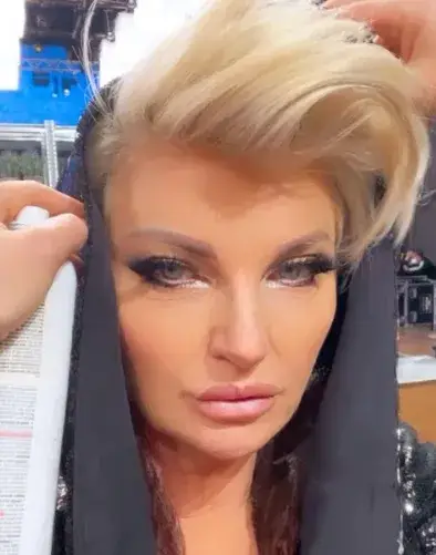 Силвена Роу „изби рибата“, показа  бюста си  за ново предаване