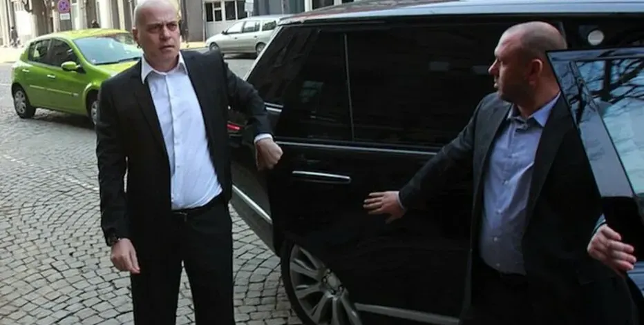 Слави Трифонов набута охраната си  в парламента