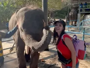 Слон налетя да целува Преслава (Снимки)