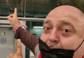 Свалиха Ути Бъчваров от самолета (5 минути не стигнали на кулинаря за валидна ваксинация)