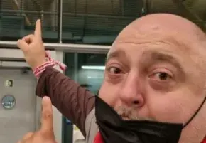Свалиха Ути Бъчваров от самолета (5 минути не стигнали на кулинаря за валидна ваксинация)