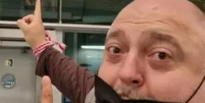 Свалиха Ути Бъчваров от самолета (5 минути не стигнали на кулинаря за валидна ваксинация)