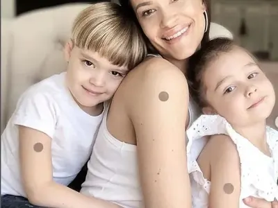 Теди Велинова си лепи хапчета по кожата