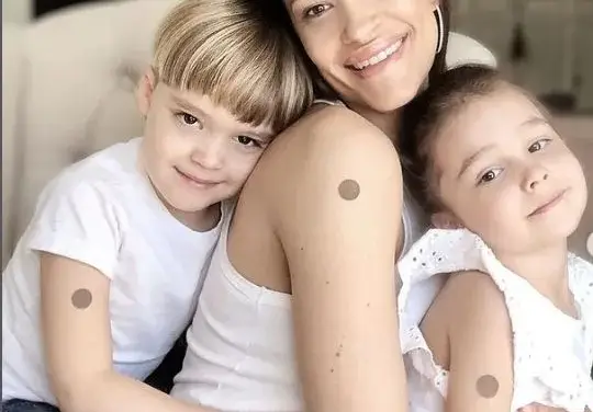 Теди Велинова си лепи хапчета по кожата