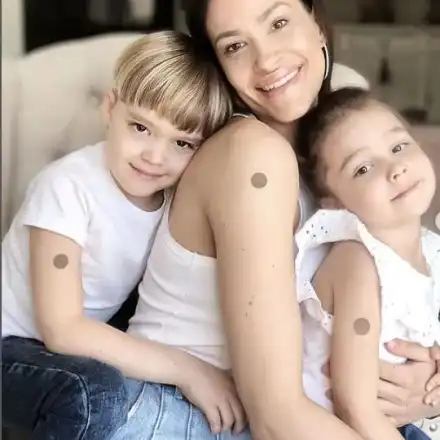 Теди Велинова си лепи хапчета по кожата