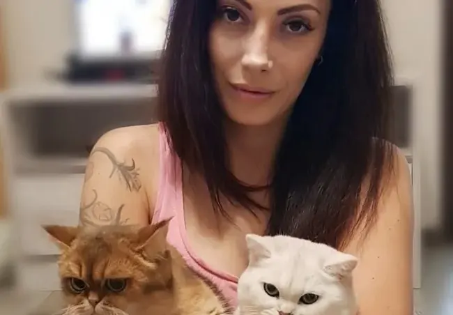 УАУ! Мис Плеймейт спечели конкурс с котето си (Снимки)