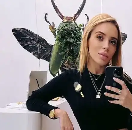 УОУ! Мика Стоичкова си уголеми деколтето ДРАСТИЧНО! Размерът е като на Джулиана Гани! (Вижте)