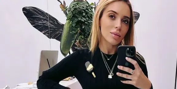 УОУ! Мика Стоичкова си уголеми деколтето ДРАСТИЧНО! Размерът е като на Джулиана Гани! (Вижте)