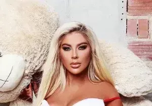 Пошло: Андреа втрещи с вулгарни кадри на Бъдни вечер (Снимки)