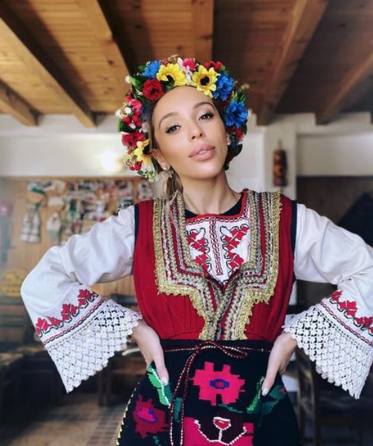 Мика Стоичкова се облече в носия! Точи баници с баба си