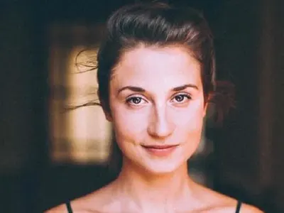 Актриса носи дрехите на баба си