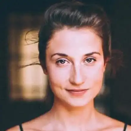 Актриса носи дрехите на баба си