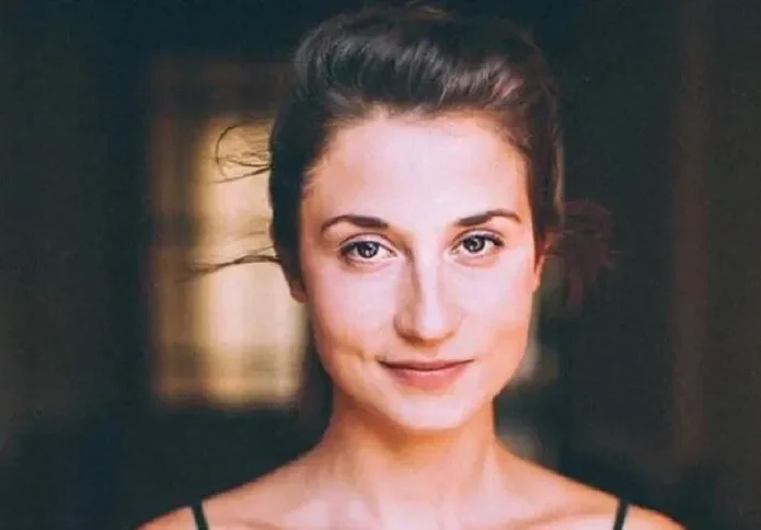 Актриса носи дрехите на баба си