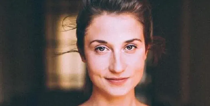 Актриса носи дрехите на баба си