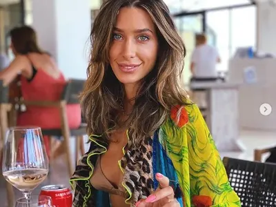 Александра Тюркмен слуша астроложката