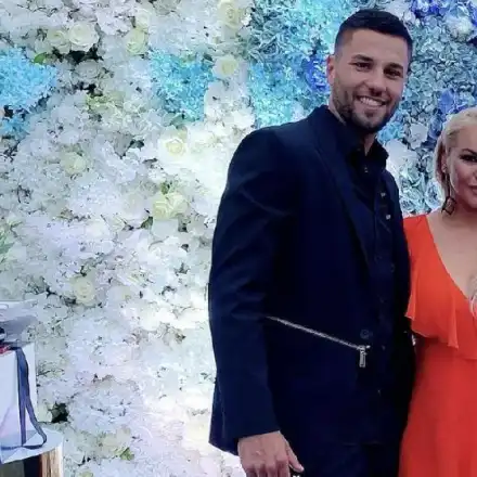 Бившият на Деси Слава бръмчи по кръчмите, търси си ново гадже