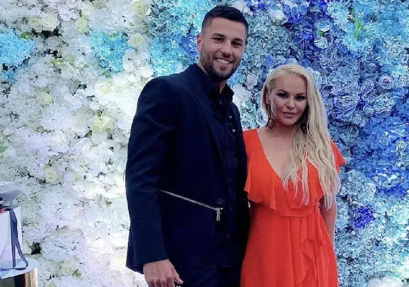 Бившият на Деси Слава бръмчи по кръчмите, търси си ново гадже