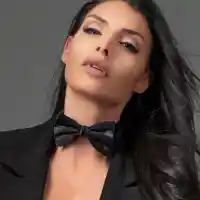 Бомбите на Черната Златка цъкат от бездънно деколте (Снимка)