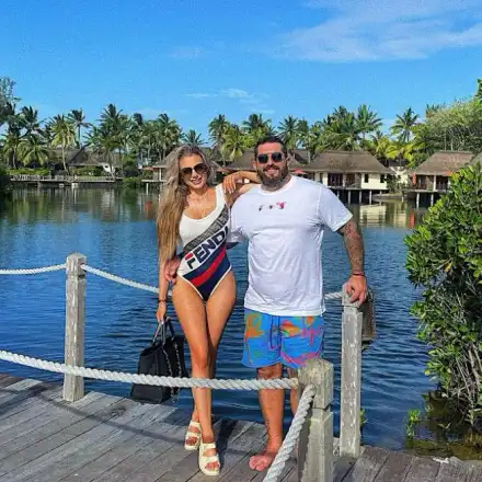 Брадърка се афишира с татуиран мачо! Двойничката на Гери-Никол показа мъжа до себе си