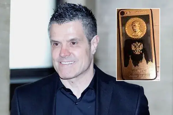 Брендо бяга от Украйна, след разкритие, че има златен телефон с лика на Путин