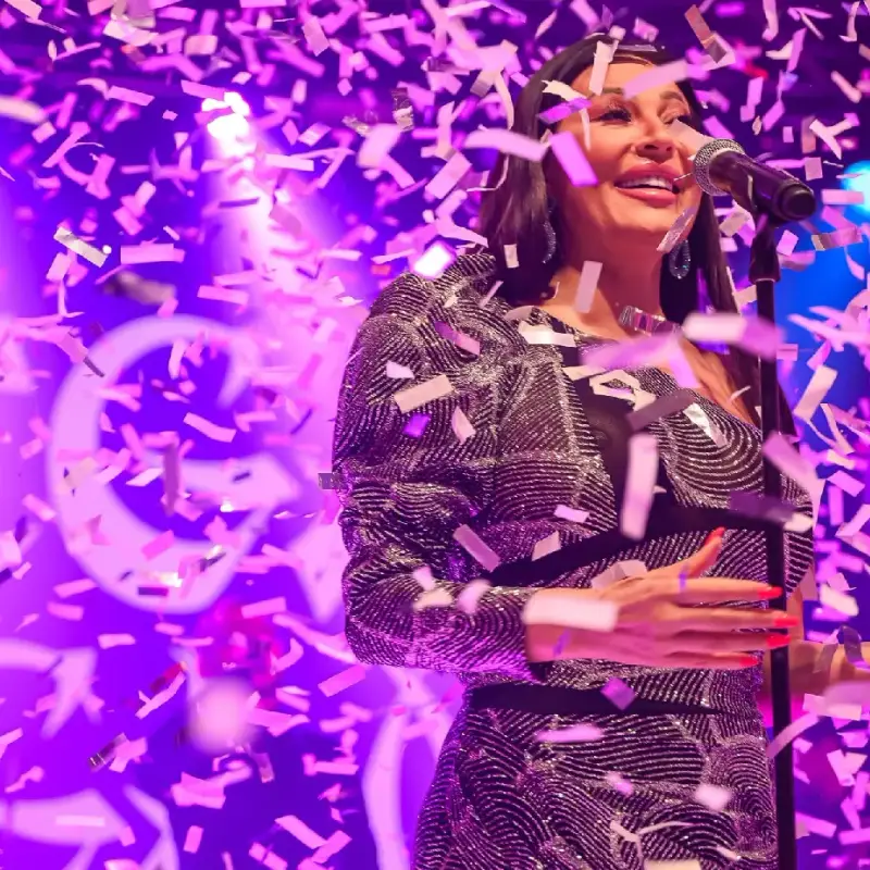 Цеца лъсна по бельо пред 2000 души в София (Уникална снимка)