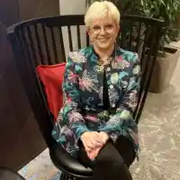 Чакърдъкова сменя памперси на внуче №4