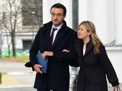 Даниел Лорер  бил плейбой,  сключил забранен брак с жена си