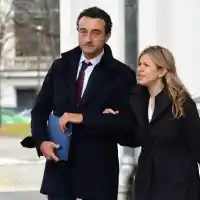 Даниел Лорер  бил плейбой,  сключил забранен брак с жена си