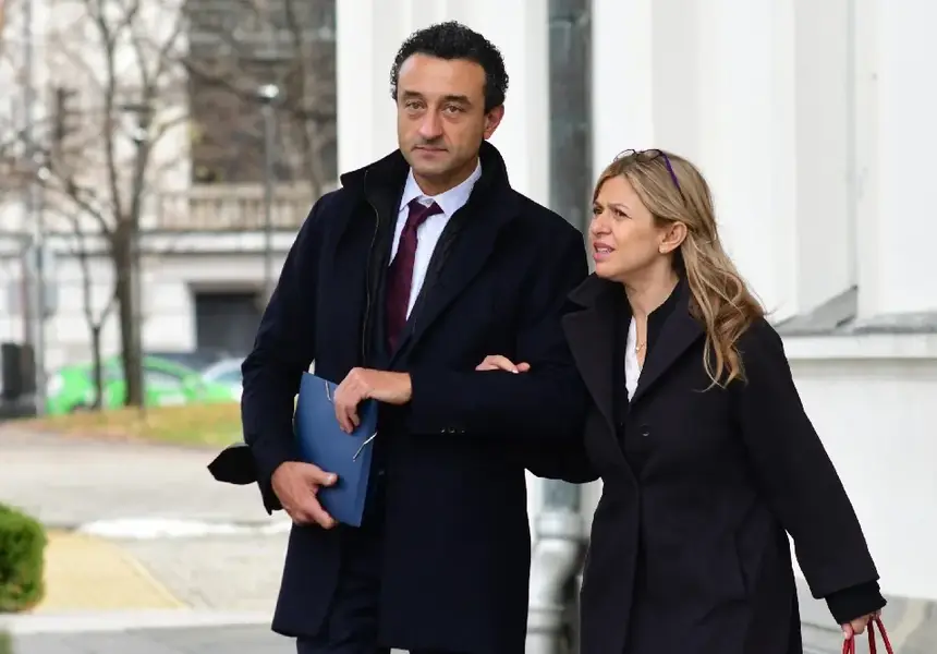 Даниел Лорер  бил плейбой,  сключил забранен брак с жена си