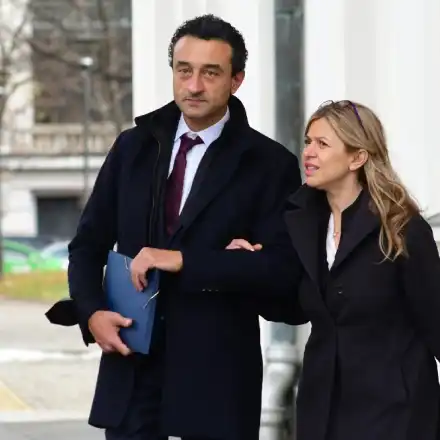 Даниел Лорер  бил плейбой,  сключил забранен брак с жена си