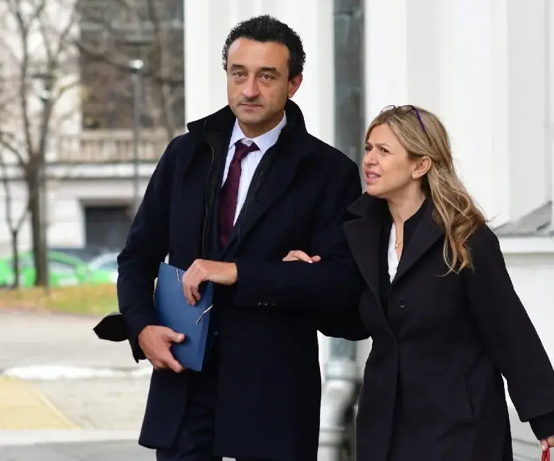 Даниел Лорер  бил плейбой,  сключил забранен брак с жена си