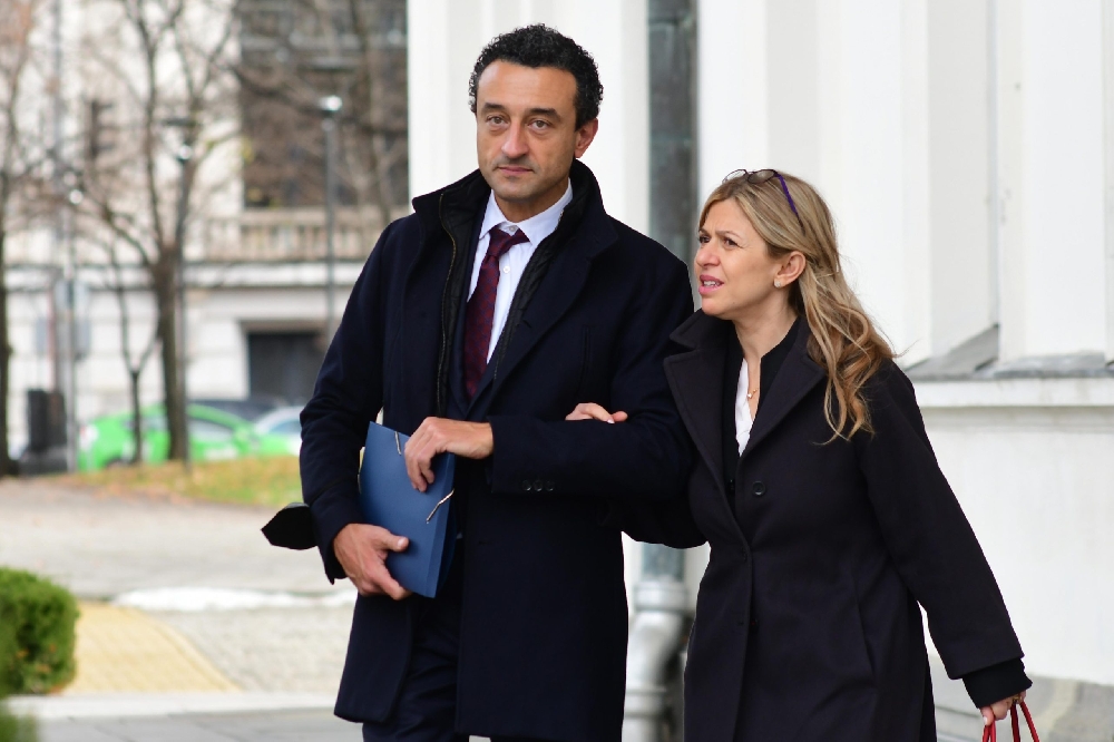 Даниел Лорер  бил плейбой,  сключил забранен брак с жена си