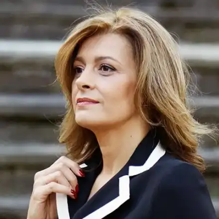 Деси Радева изпадна в нелегалност (Първата дама се покри след ковид)