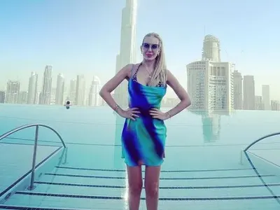 Динамит! Антония Петрова ще си пръсне деколтето на 60-ия етаж (ФОТО по бански по-долу)