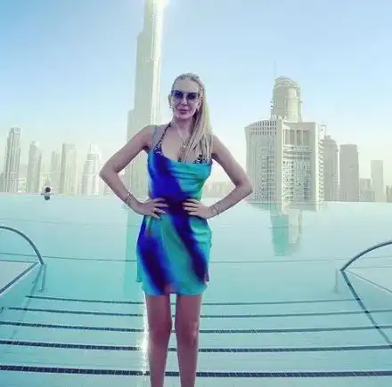 Динамит! Антония Петрова ще си пръсне деколтето на 60-ия етаж (ФОТО по бански по-долу)